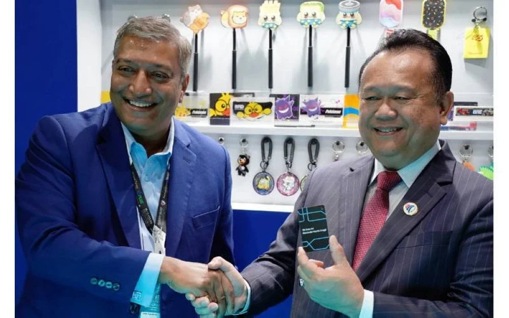 Alexander (kanan) menunjukkan Touch ‘n Go Business Card yang baharu dilancarkan, diterimanya daripada Praba Sangarajoo semasa lawatan ke reruai Touch ‘n Go di MyARTTE 2025, MITEC Kuala Lumpur.