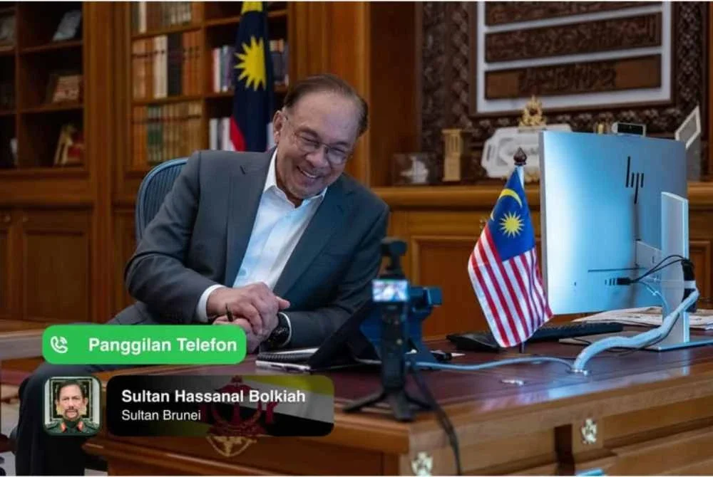 Anwar ketika menerima panggilan daripada Sultan Brunei tengah hari tadi untuk bertanya khabar dan mendoakan kesihatan serta kesejahteraannya. Facebook Anwar Ibrahim 