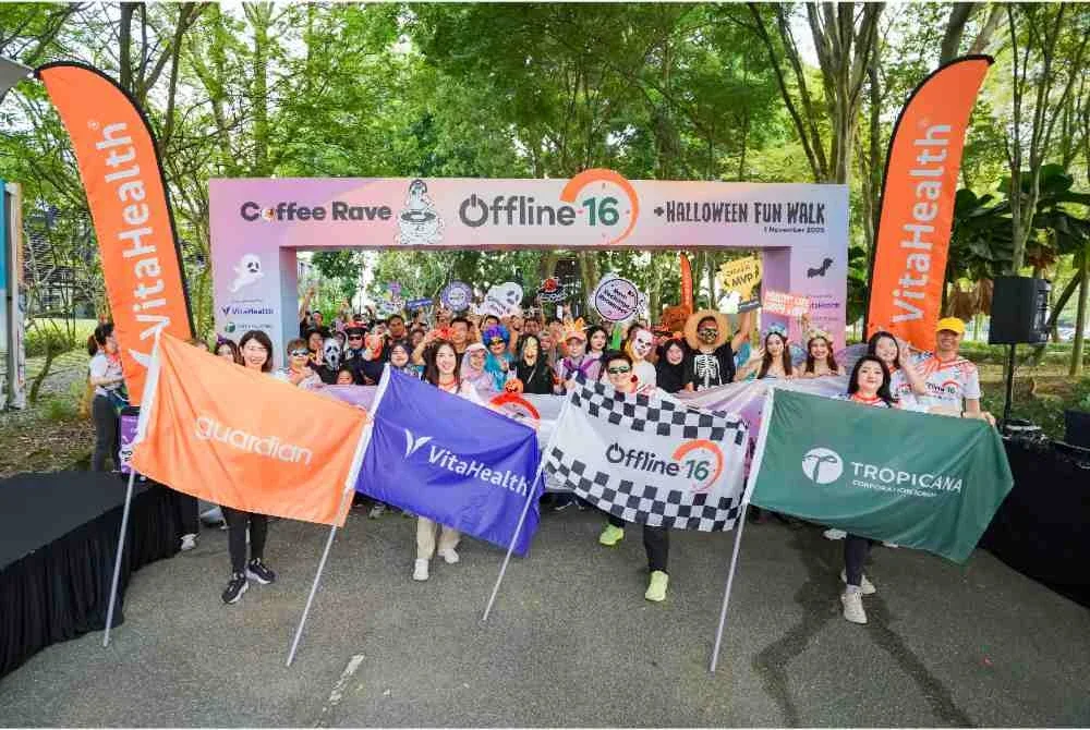 Offline 16 Coffee Rave & Halloween Fun Walk telah menarik penyertaan 300 peserta.