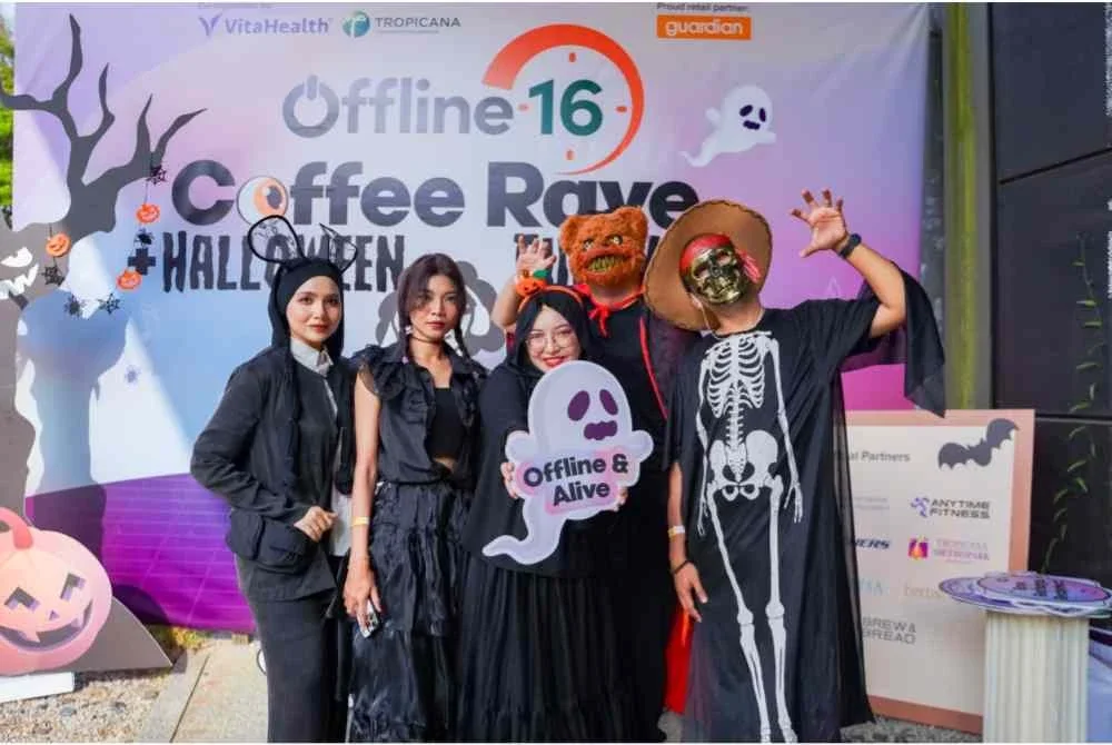 Sebahagian peserta Offline 16 Coffee Rave & Halloween Fun Walk 2025.