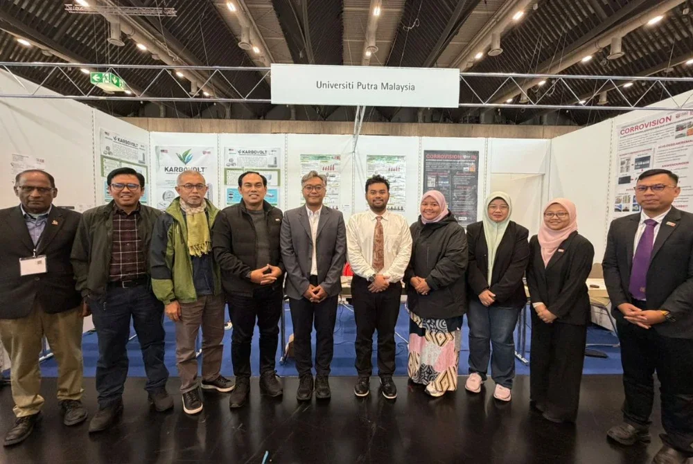 Penyelidik dari UniMAP bersama peserta dari negara lain bergambar kenangan di Pameran Inovasi iENA 2025 yang berlangsung dari 1 hingga 3 November 2025.