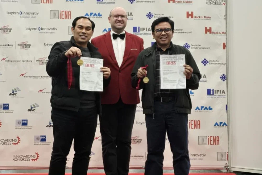 Mohd Mustafa (kiri) dan Mohd Arif Anuar (kanan) yang memperolehi pingat emas dan Anugerah Khas National Research Council of Thailand (NRCT) di Pameran Inovasi iENA 2025 (International Trade Fair, Ideas, Inventions, and New Products) yang berlangsung dari 1 hingga 3 November 2025 di Nuremberg Exhibition Center, Jerman.
