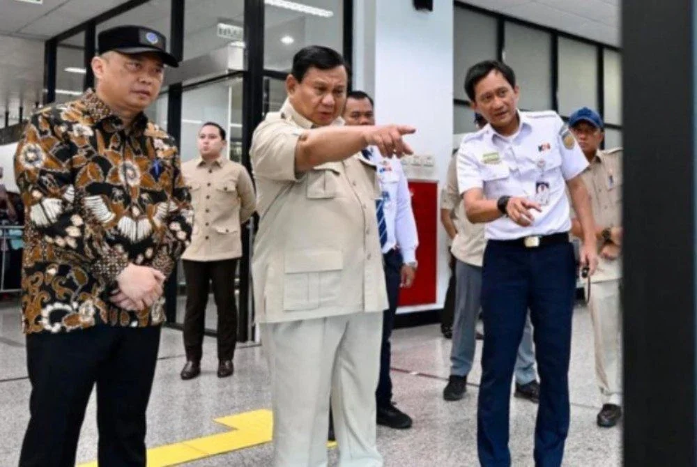 Prabowo semasa meninjau Stesen Manggarai dan merasmikan Stesen Tanah Abang Baharu di Jakarta pada Selasa.-Agensi