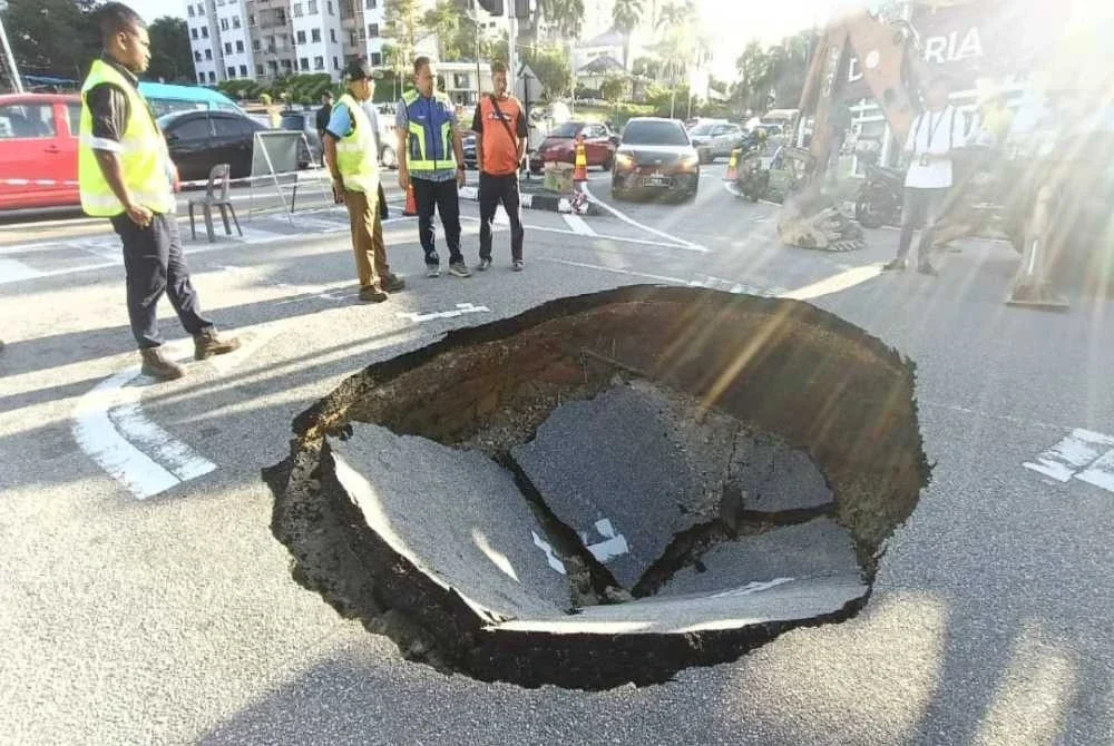 Lubang benam dikesan di Jalan Dato Ismail Hashim, Sungai Ara, Pulau Pinang pada Selasa. Foto Facebook ADUN Bayan Lepas
