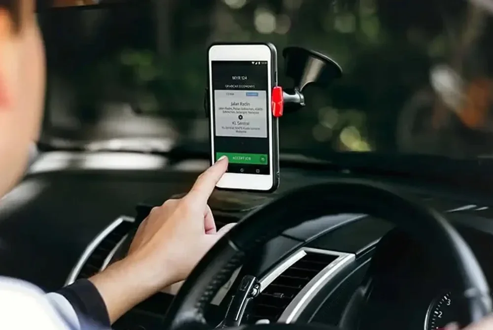 PENGHANTAR menganggarkan pemandu e-hailing sepenuh masa memerlukan sekurang-kurangnya 1,200 liter petrol sebulan. - Gambar hiasan