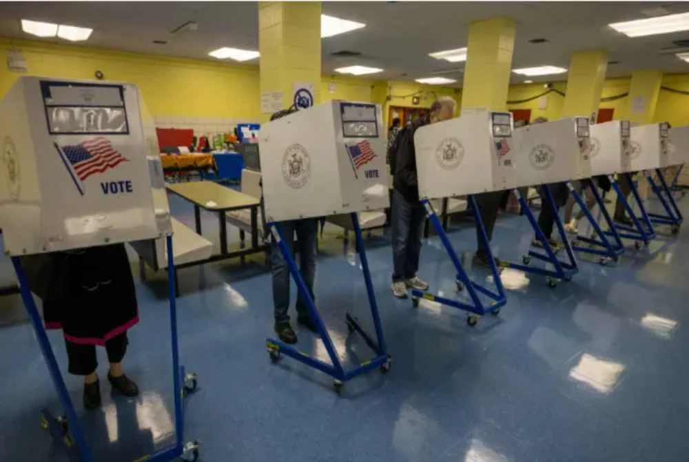 Penduduk New York mula mengundi awal pagi tadi.