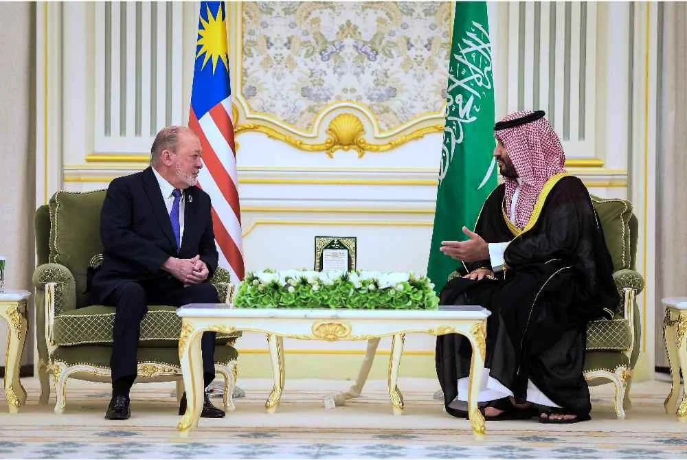 Sultan Ibrahim ketika mengadakan pertemuan dengan Putera Mahkota dan Perdana Menteri Arab Saudi Mohammed bin Salman bin Abdulaziz Al Saud, pada Selasa. Foto Bernama 