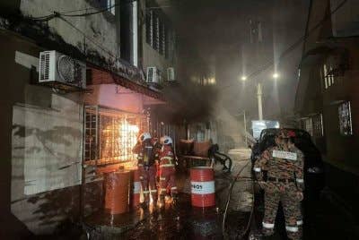 Anggota bomba memadam kebakaran dua bengkel di Kuala Lumpur pada Isnin. Foto ihsan JBPM Kuala Lumpur