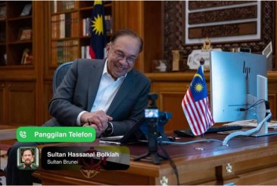 Anwar ketika menerima panggilan daripada Sultan Brunei tengah hari tadi untuk bertanya khabar dan mendoakan kesihatan serta kesejahteraannya. Facebook Anwar Ibrahim 