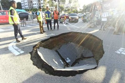 Lubang benam dikesan di Jalan Dato Ismail Hashim, Sungai Ara, Pulau Pinang pada Selasa. Foto Facebook ADUN Bayan Lepas