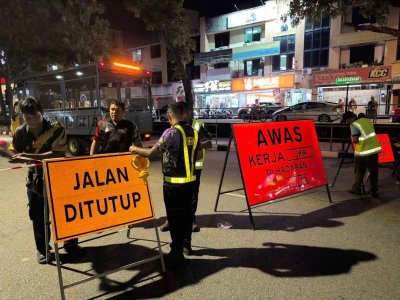 Kakitangan JKR menutup Jalan Kenari di Sungai Ara, Bayan Lepas pada Selasa. Foto: Facebook Zairil Khir Johari