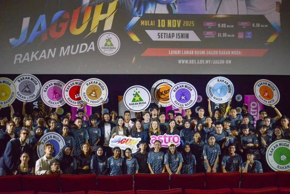 Hannah (tengah) bergambar bersama para peserta Jaguh Rakan Muda pada majlis pelancaran Jaguh Rakan Muda di TGV 1 Utama baru-baru ini. FOTO: Bernama 