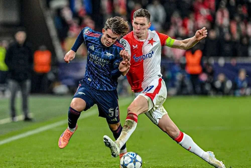 Dowman (kiri) menunjukkan kematangan ketika diturunkan sebagai pemain gantian pada aksi menentang Slavia Prague. -Foto: Agensi