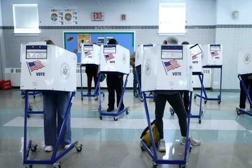 Pengundi ketika membuang undi bagi memilih Datuk Bandar New York yang baharu. - AFP