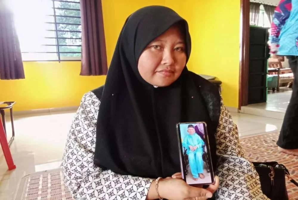 Roslina menunjukkan gambar ayahnya dilaporkan hilang sejak Disember lalu.