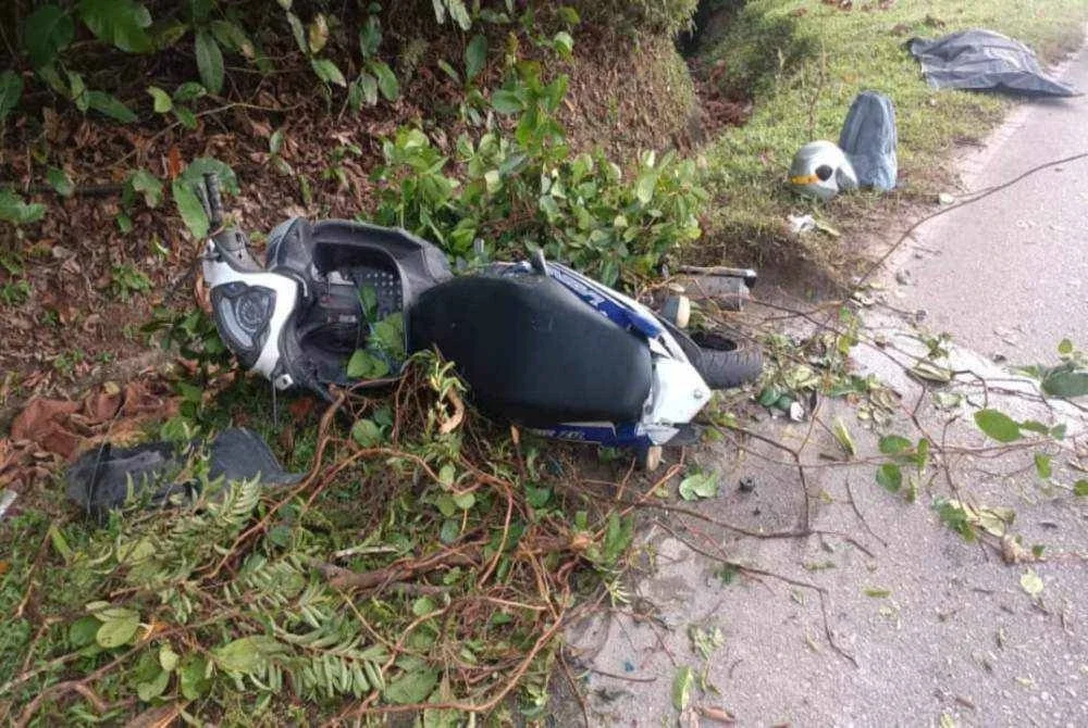 Keadaan motosikal mangsa setelah terbabit dalam kemalangan berkenaan. - Foto IPD Kota Tinggi
