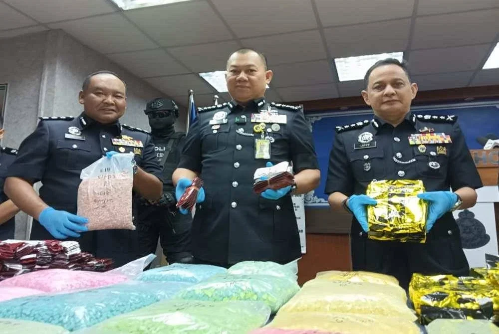 Ab Rahaman (tengah) menunjukkan dadah yang dirampas pada sidang media.