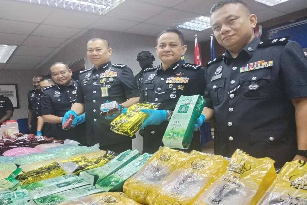 A Rahaman (tiga dari kanan) pada sidang media berkenaan. 