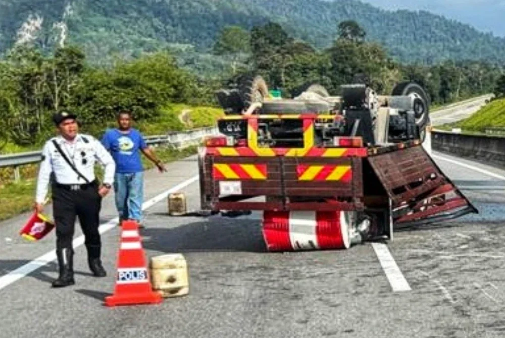 Anggota polis mengawal lalu lintas di lokasi kejadian. Foto ihsan PDRM
