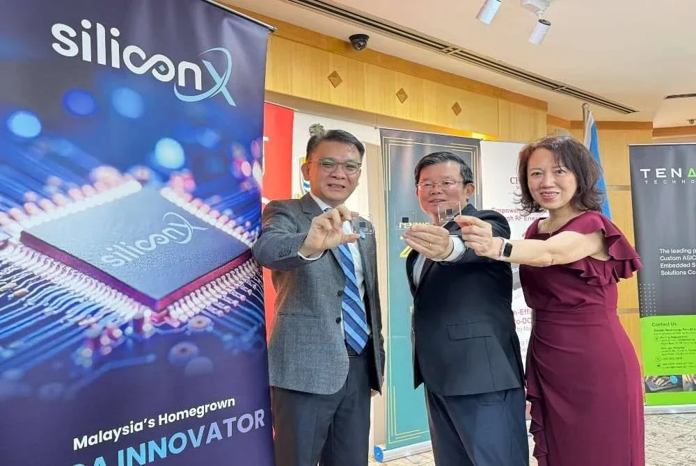 Kon Yeow (tengah) menunjukkan cip FPGA pertama negara selepas sidang akhbar pada Rabu.