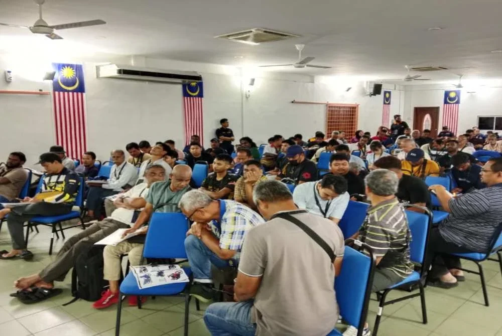 Antara orang ramai yang menyertai siri lelongan awam yang diadakan pada Rabu.