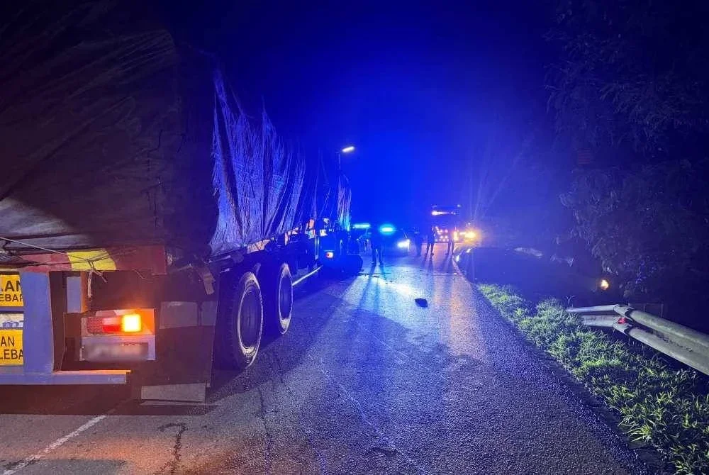 Siasatan awal mendapati kemalangan berlaku apabila sebuah treler jenis Scania dari arah Gua Musang bertembung dengan kereta terbabit dari arah hadapan. - Foto PDRM