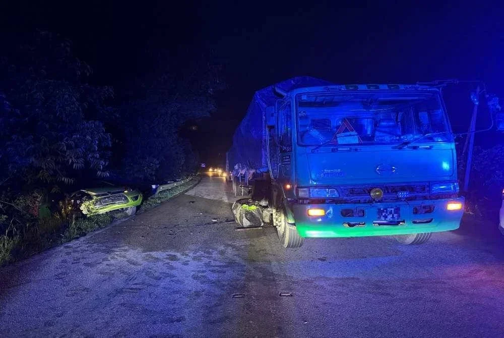 Seorang wanita warga emas maut apabila kereta Proton Iriz yang dinaiki bersama suami bertembung dengan sebuah treler di kilometer 12 Gua Musang - Kuala Lipis, Gua Musang pada Rabu. - Foto PDRM