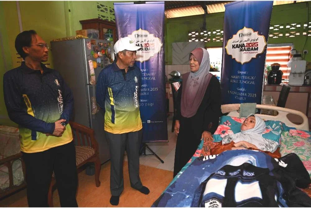 Shaikh Harun (dua dari kiri) bersama Ahmad Azrin (kiri) menziarahi penerima bantuan zakat Maidam di sekitar daerah Kuala Nerus ketika program konvoi KAHA MAIDAM 2025 pada Rabu.