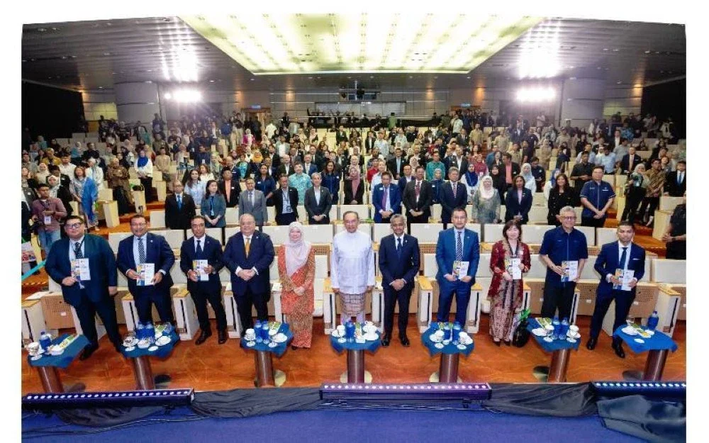 Anwar (tengah) bersama Menteri Pendidikan, Fadhlina Sidek (lima dari kiri) dan Abdul Rasheed (lima dari kanan) ketika di Majlis Peluncuran Strategi Literasi Kewangan Kebangsaan Malaysia 2026-2030 bersama pengurusan tinggi ahli Jaringan Pendidikan Kewangan.