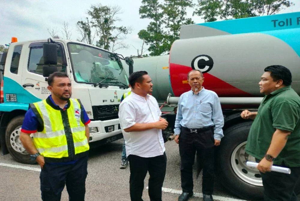 Mohamad Fazli (dua dari kiri) meninjau lori tangki air di Taman Impian Emas,Skudai.