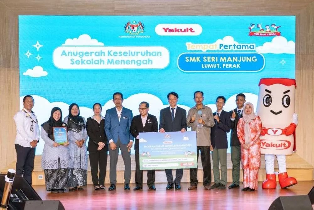 Yanase (enam dari kanan) bergambar bersama pemenang utama Anugerah Sekolah Terbaik 2025 dimenangi Sekolah Menengah Kebangsaan (SMK) Seri Manjung, Perak pada Rabu.