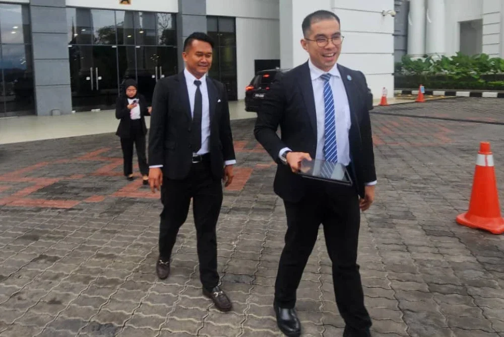 Mohd Syarulnizam (depan) bersama rakan peguam ketika ditemui di Kompleks Mahkamah Kota Kinabalu pada Rabu.