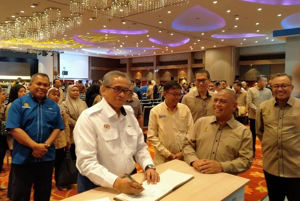 Saarani (dua dari kanan) bersama Shamsul Azri (dua dari kiri) ketika melawat ruang pameran disediakan sempena Program Taat Setia Madani Peringkat Negeri Perak di Pusat Konvensyen Ipoh pada Rabu.