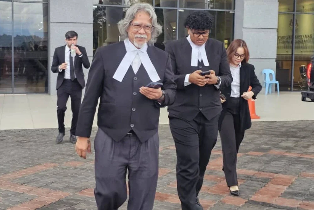 Ram (depan) bersama rakan pasukan peguam ketika ditemui di Kompleks Mahkamah Kota Kinabalu pada Rabu.