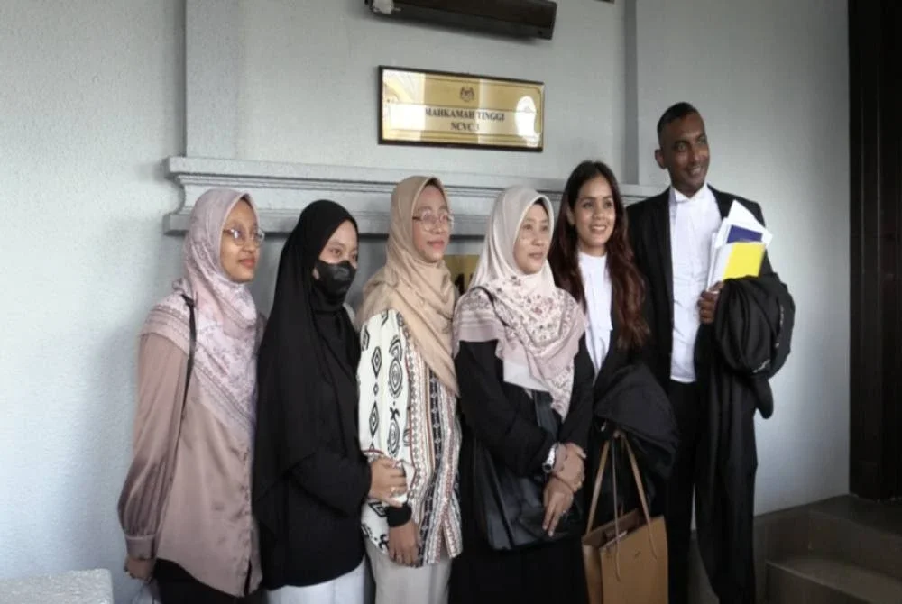  Noorhayati ketika sidang media selepas mahkamah memerintahkan kerajaan dan Polis Diraja Malaysia (PDRM) membayar ganti rugi lebih RM3 juta kepadanya berhubung kehilangan Amri pada 2016.