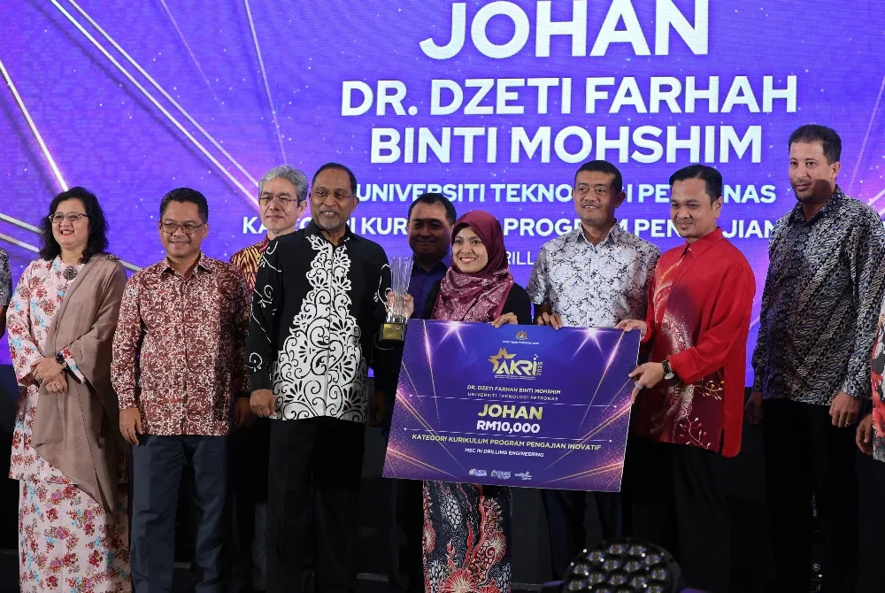 Zambry (empat dari kiri) menyampaikan Anugerah Khas Kategori Kurikulum Program Pengajian Inovatif kepada Dr Dzeti Farhah Mohshim (empat dari kanan) dari Universiti Teknologi Petronas dalam AKRI 2025 di Putrajaya pada Rabu.