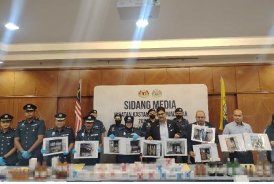 Wan Norizan (tengah), Gerald (tiga dari kanan) dan Suhaimi (dua dari kanan) menunjukkan paparan gambar kontena berisi besi dan skrap yang dirampas di Pelabuhan Utara dan Pelabuhan Barat, Klang.