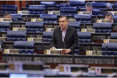 Anthony Loke ketika sesi pertanyaan-pertanyaan bagi jawab lisan pada Mesyuarat Ketiga, Penggal Keempat Majlis Parlimen ke-15 Dewan Rakyat di Bangunan Parlimen hari ini. - Foto: Bernama