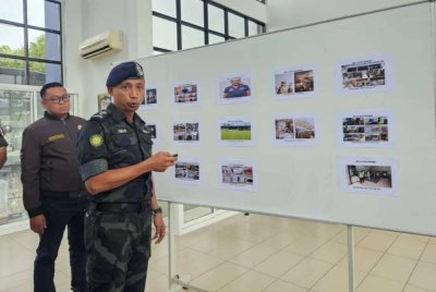 Nor Omar menunjukkan gambar antara operasi yang dijalankan yang membawa kepada rampasan ayam beku dan ayam sabung di beberapa daerah di Sabah.