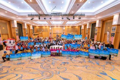 Yanase (tengah) bergambar bersama para pemenang Anugerah Program Yakult Generasi Madani 2025 di Dewan Serbaguna KPM pada Rabu.