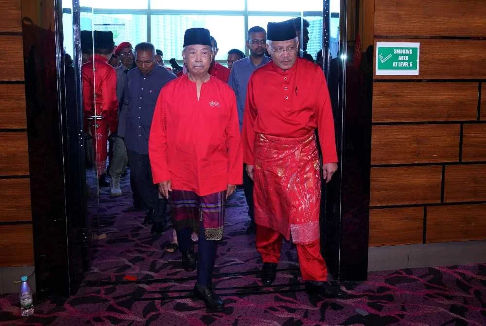 Pergolakan antara kem Muhyiddin (kiri( dan Hamzah (kanan) kini sudah menjadi rahsia terbuka.