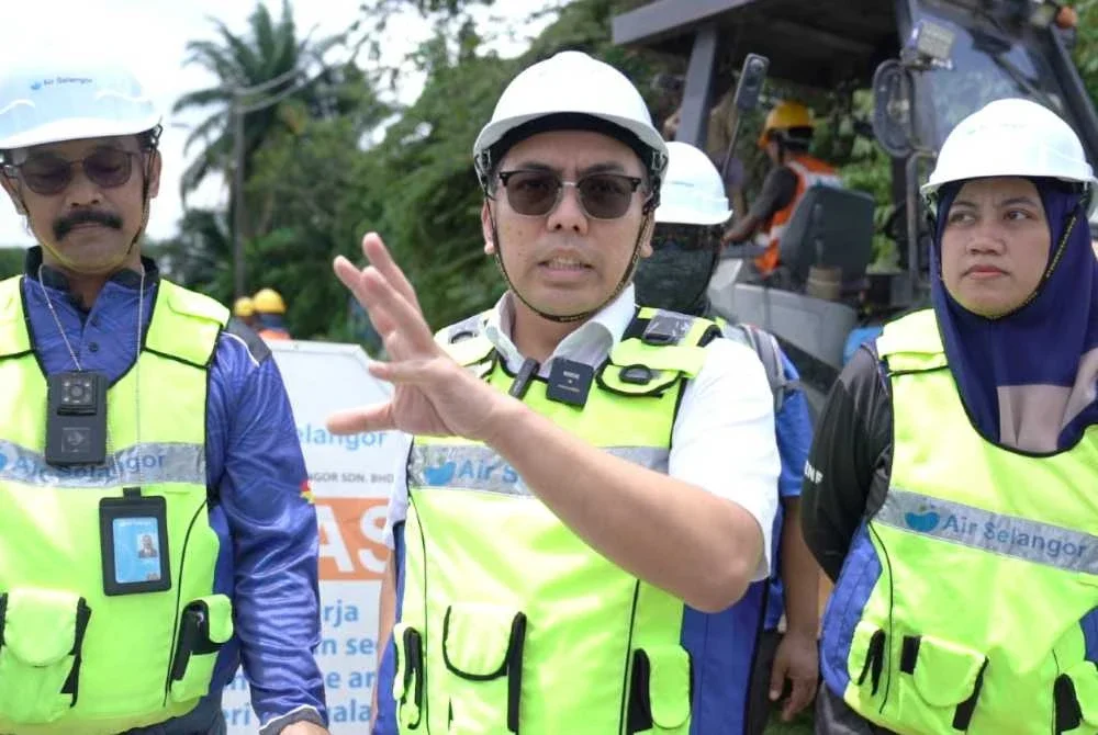 Muhammad Anwar (tengah) ketika melakukan pemeriksaan bersama SPAN di sebuah kolam pancing di Desa Kemuning baru-baru ini.