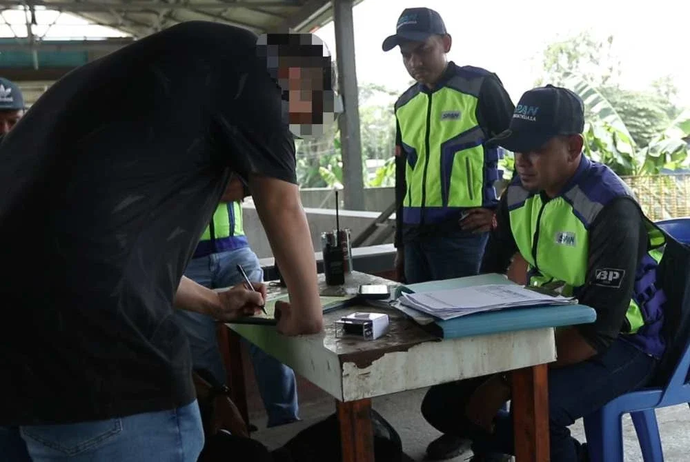 Pegawai Penguatkuasa SPAN mengeluarkan notis kepada wakil pemilik kolam pancing selepas terbukti membuat penyambungan saluran air haram dari paip utama.