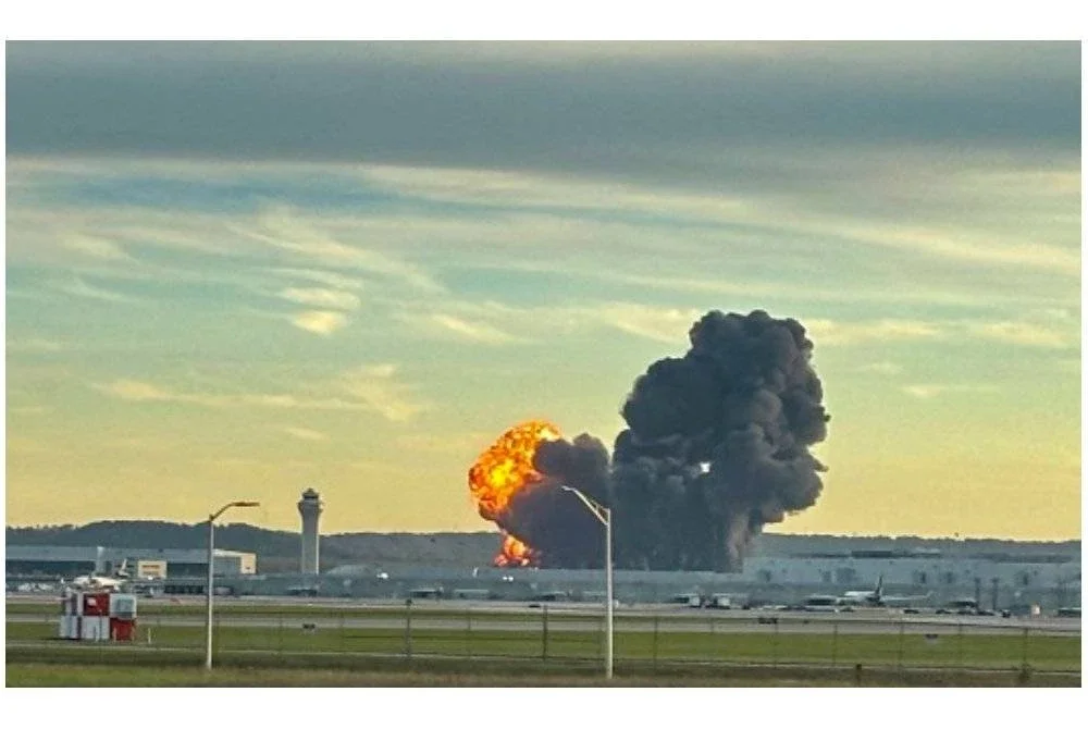 Pesawat kargo milik syarikat UPS terhempas sejurus selepas berlepas. Foto AFP