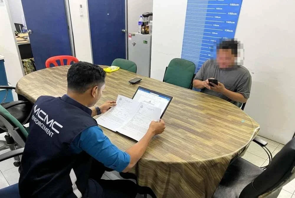 Individu disyaki dipanggil bagi membantu siasatan dan keterangannya dirakam di IPD Alor Gajah, Melaka.