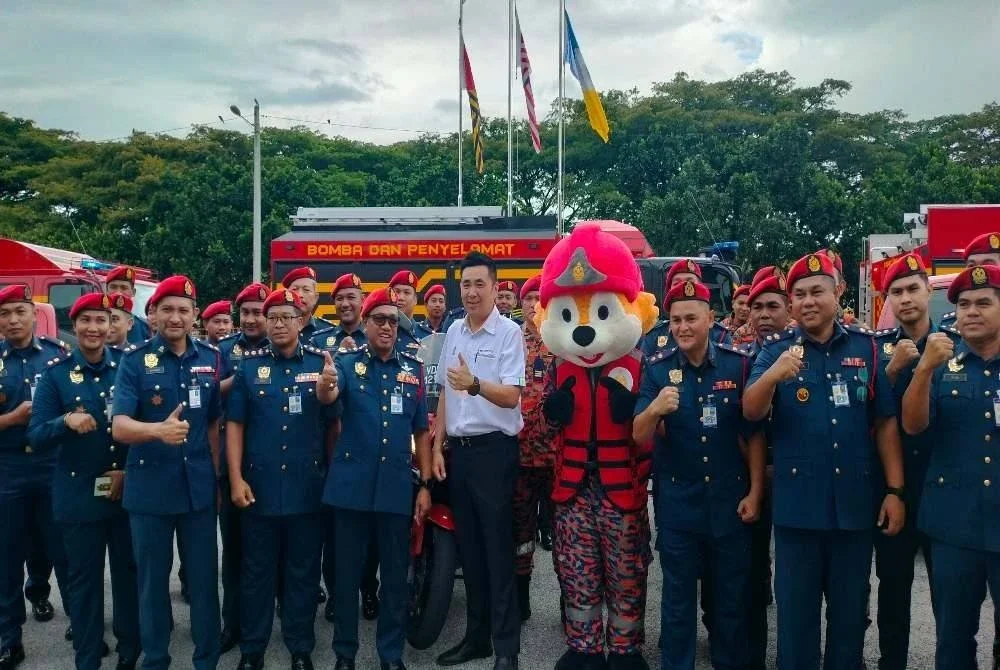 Mooi Lye (tengah) bergambar bersama pegawai dan anggota JBPM Pulau Pinang selepas Majlis Penyerahan Bot Bomba Komuniti dan Pemeriksaan Aset Kebombaan Sempena Musim Monsun Timur Laut 2025, diadakan peringkat JBPM Pulau Pinang, pada Khamis.