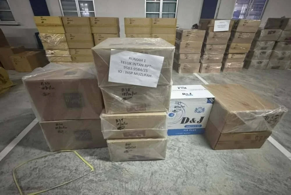 Antara rampasan dalam siri serbuan menerusi Op Kontraban di sekitar daerah Hilir Perak pada 18 Oktober lalu.