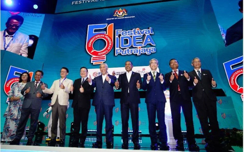 Ahmad Zahid (tengah) bergambar bersama tetamu kehormat semasa merasmikan Putrajaya FOI 2025 anjuran Kementerian Pendidikan Tinggi di Pusat Konvensyen Antarabangsa Putrajaya (PICC) pada Rabu.