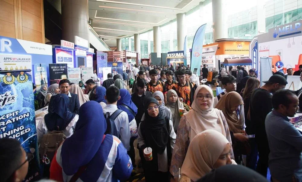 Pengunjung yang membanjiri reruai yang disediakan sempena Putrajaya FOI 2025.