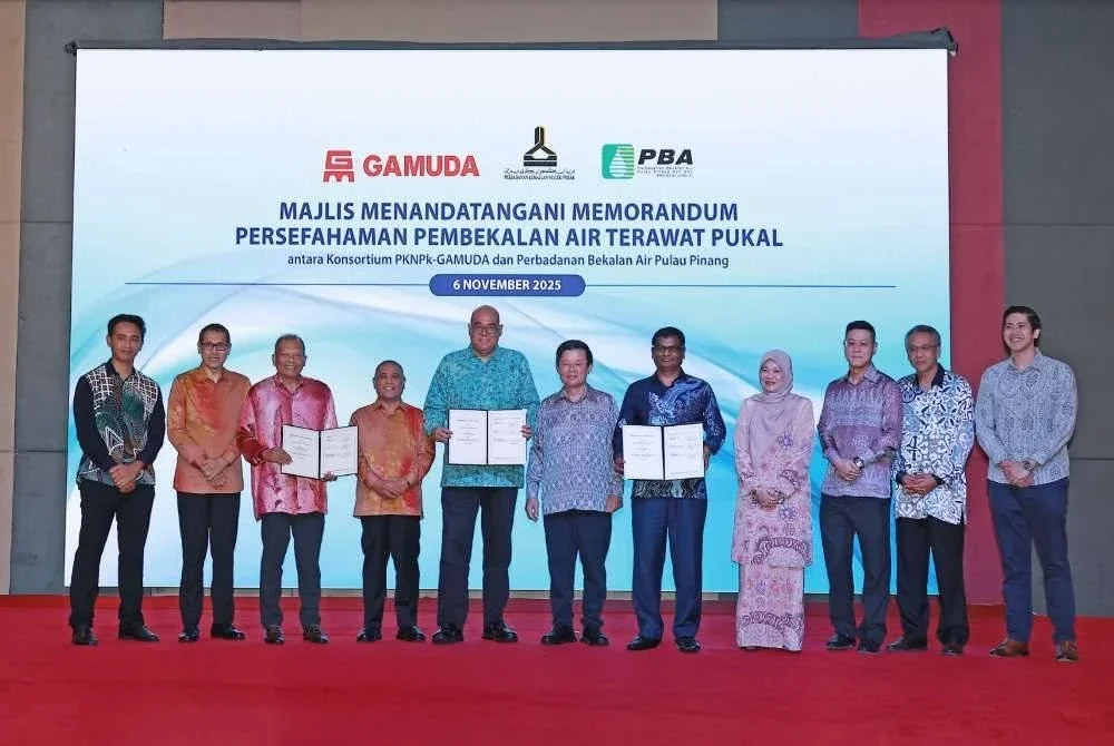 Saarani (empat dari kiri) dan Kon Yew (tengah) menyaksikan MoU yang dimeterai di antara PKNPk-Gamuda JV sebagai pihak pembekal dan PBAPP sebagai pihak pembeli di Hotel Casuarian@Meru di sini pada Khamis.